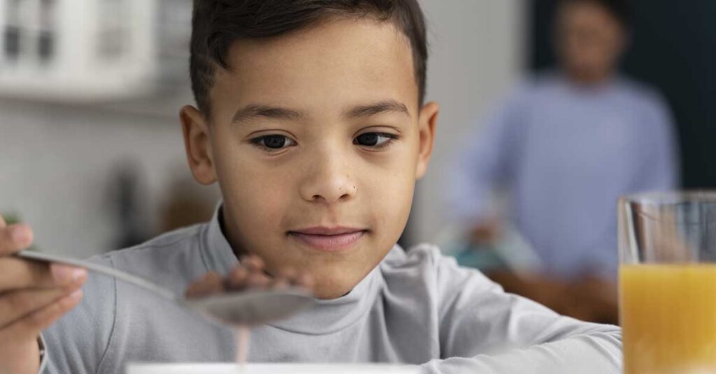 Seletividade alimentar no autismo: causas, sinais de alerta e dicas de abordagem em casa